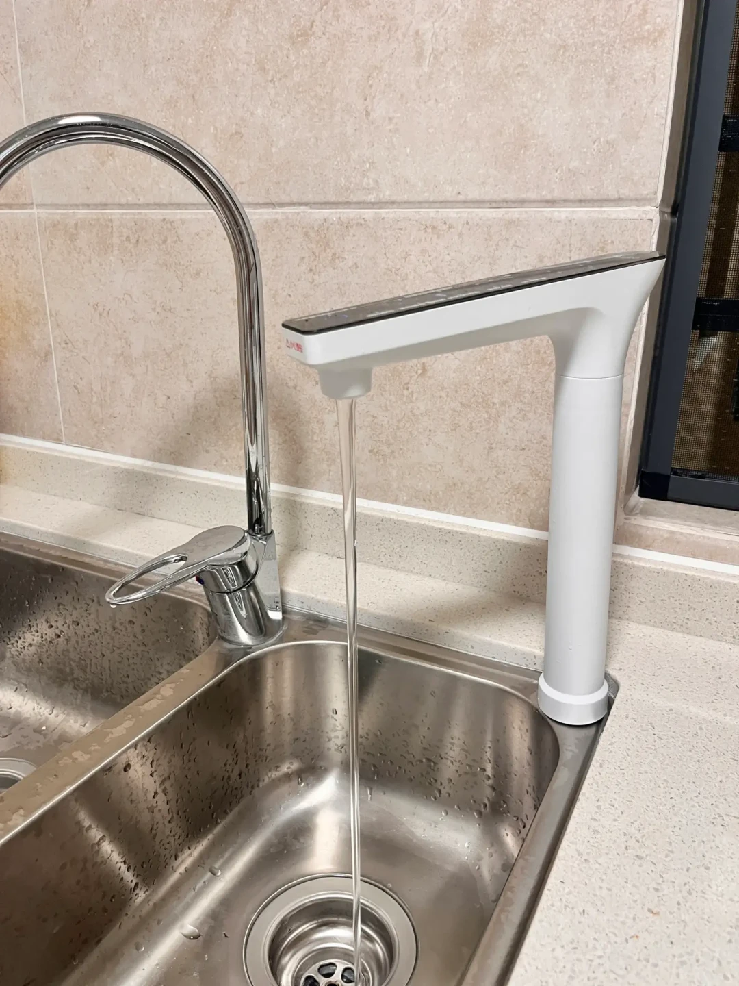 “所有人停止使用净水器”?双十一买净水器前,先看懂阻垢剂这盘棋:骨质疏松说法已被官方两次辟谣、中消协9月3日刚点名“制造健康焦虑”——翻完8篇模板帖、专家的剂量账和两个月新品话术,下单前值得核的是标签上四个数