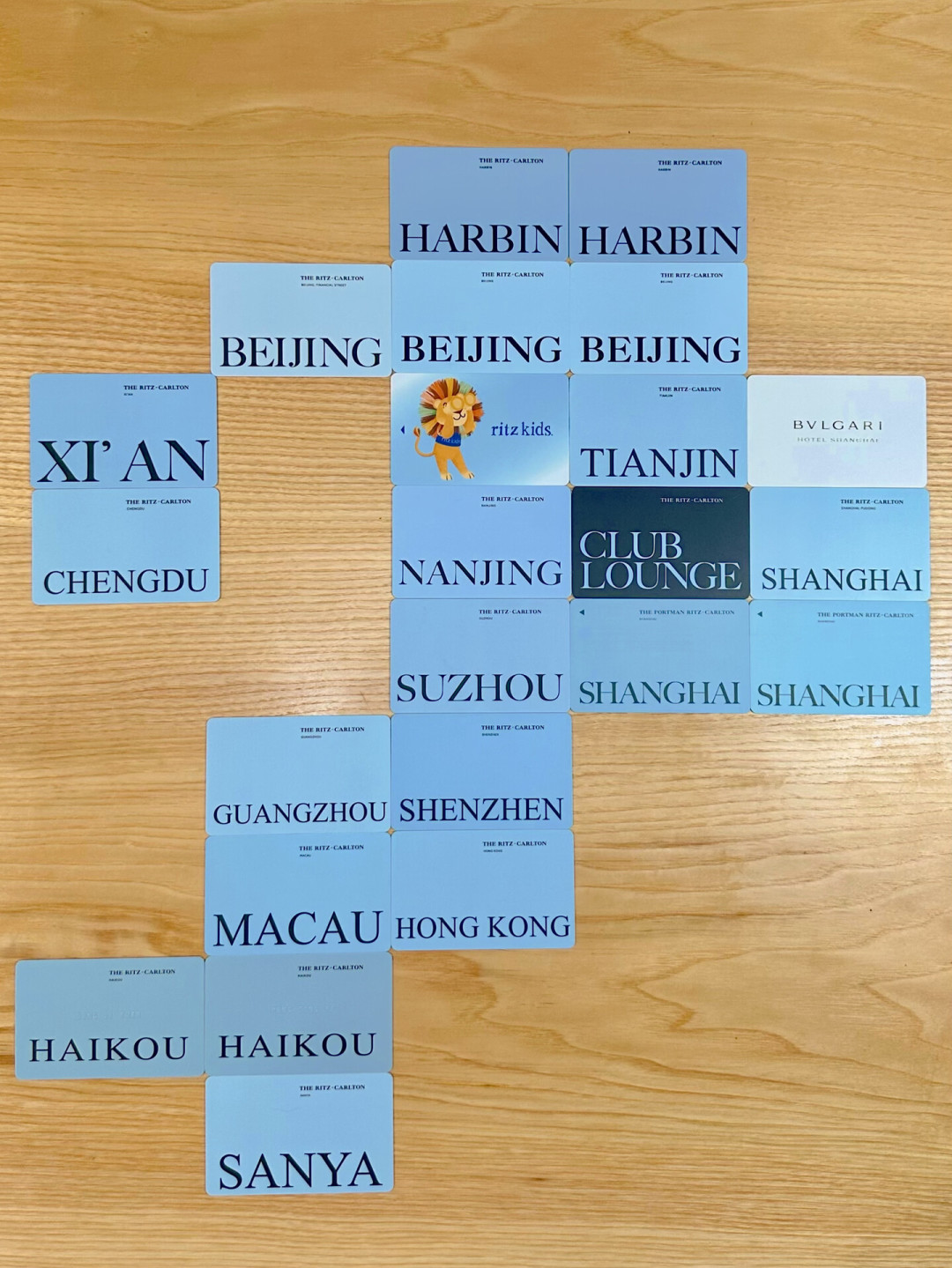 免费还能带走:丽思的隐藏定制房卡,翻完30多篇入住实录和几百条评论,我把哪家还做、哪家已停、怎么开口一次理清