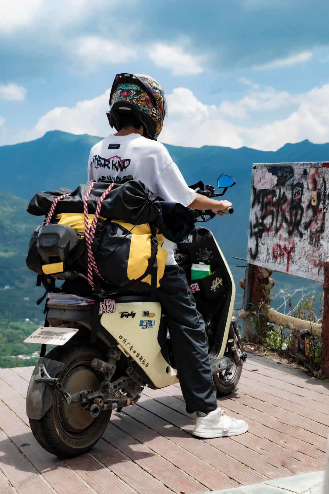 15岁200块电瓶车到拉萨刷屏,我把全程账算完了:电摩318真正的门票近两万三