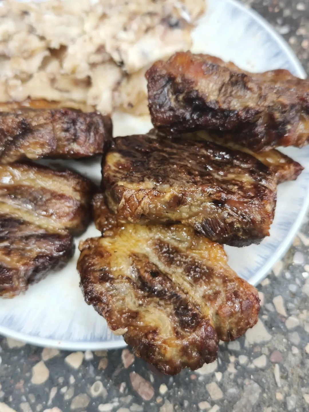 纯肉党正在排队“做减法”:只吃牛肉、盐和水,狮子餐是净化还是最贵的偏食?