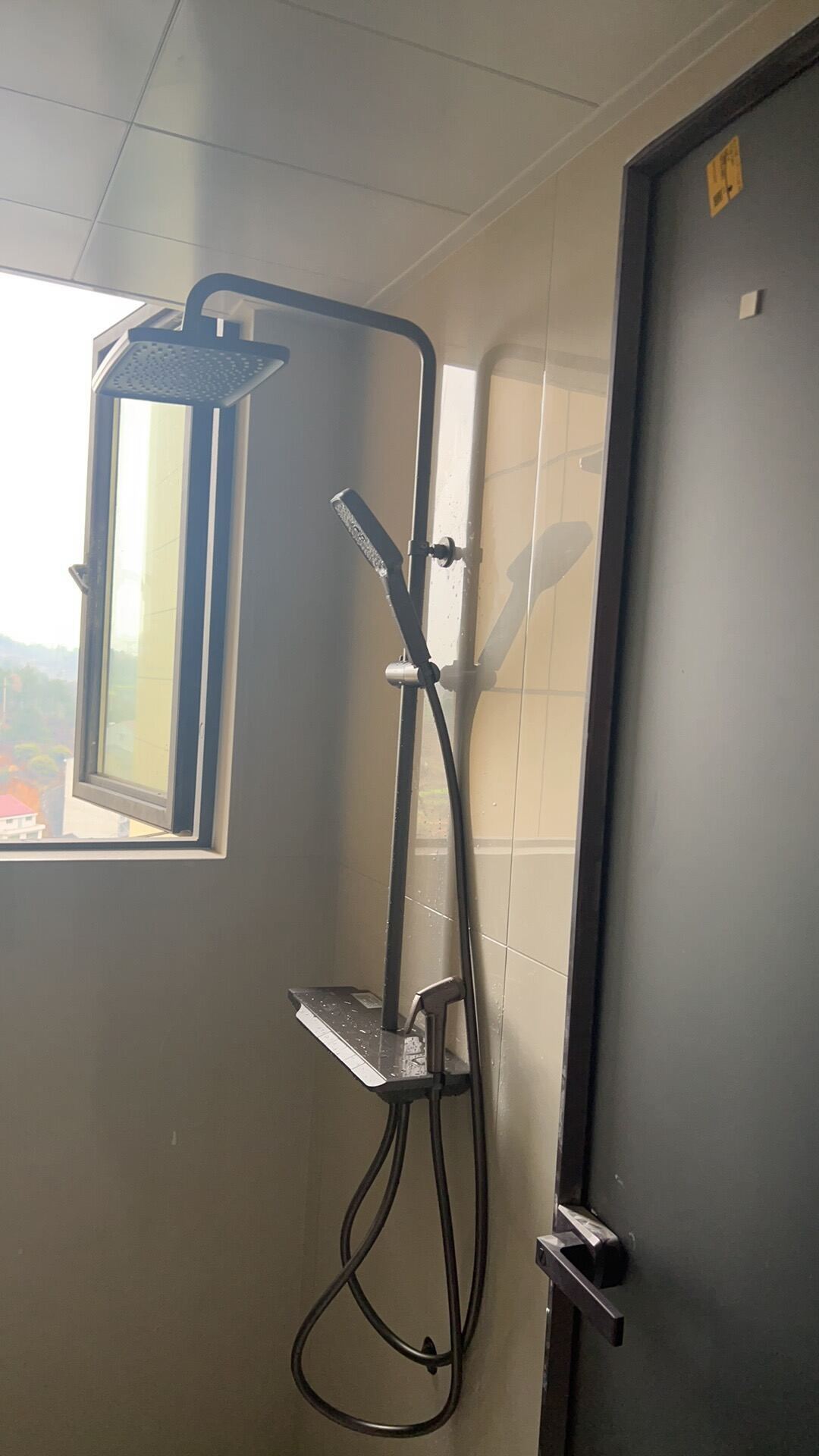 装境雨的拆节水阀,卖热水器的劝换机器:吵完这半年上百条评论,我把「流量×温升」这笔减法算成一排数