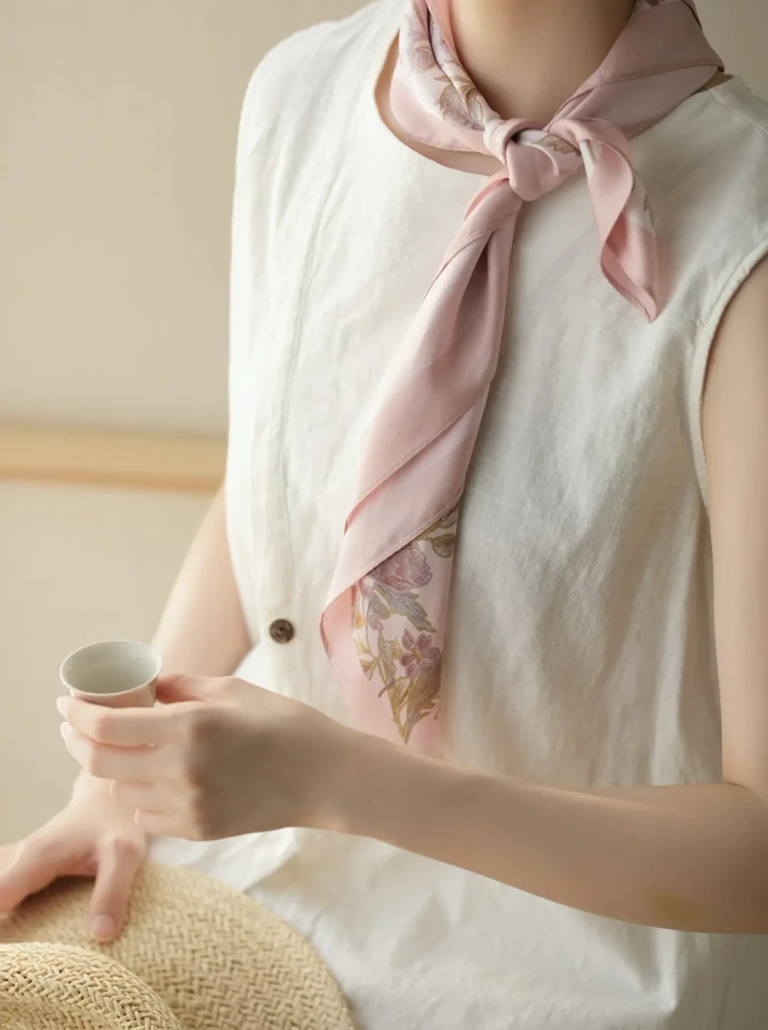 「大妈三宝」里终于被女儿辈看懂的那一宝——丝巾:西湖边5块、直播间9块9的“100%桑蚕丝”、礼盒装三五百,是三种完全不同的围巾