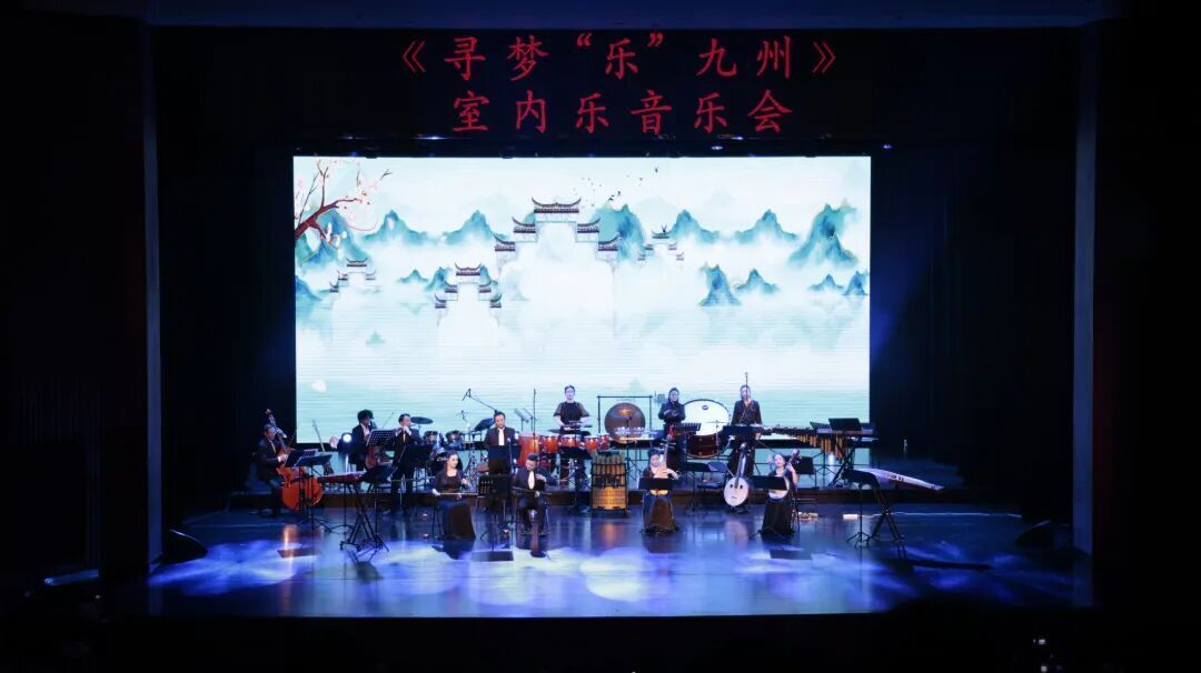 别急着为中秋假期的“民乐音乐会”买单:我把歌单和吐槽帖摆在一起,才发现海报是表亲、现场是三个物种
