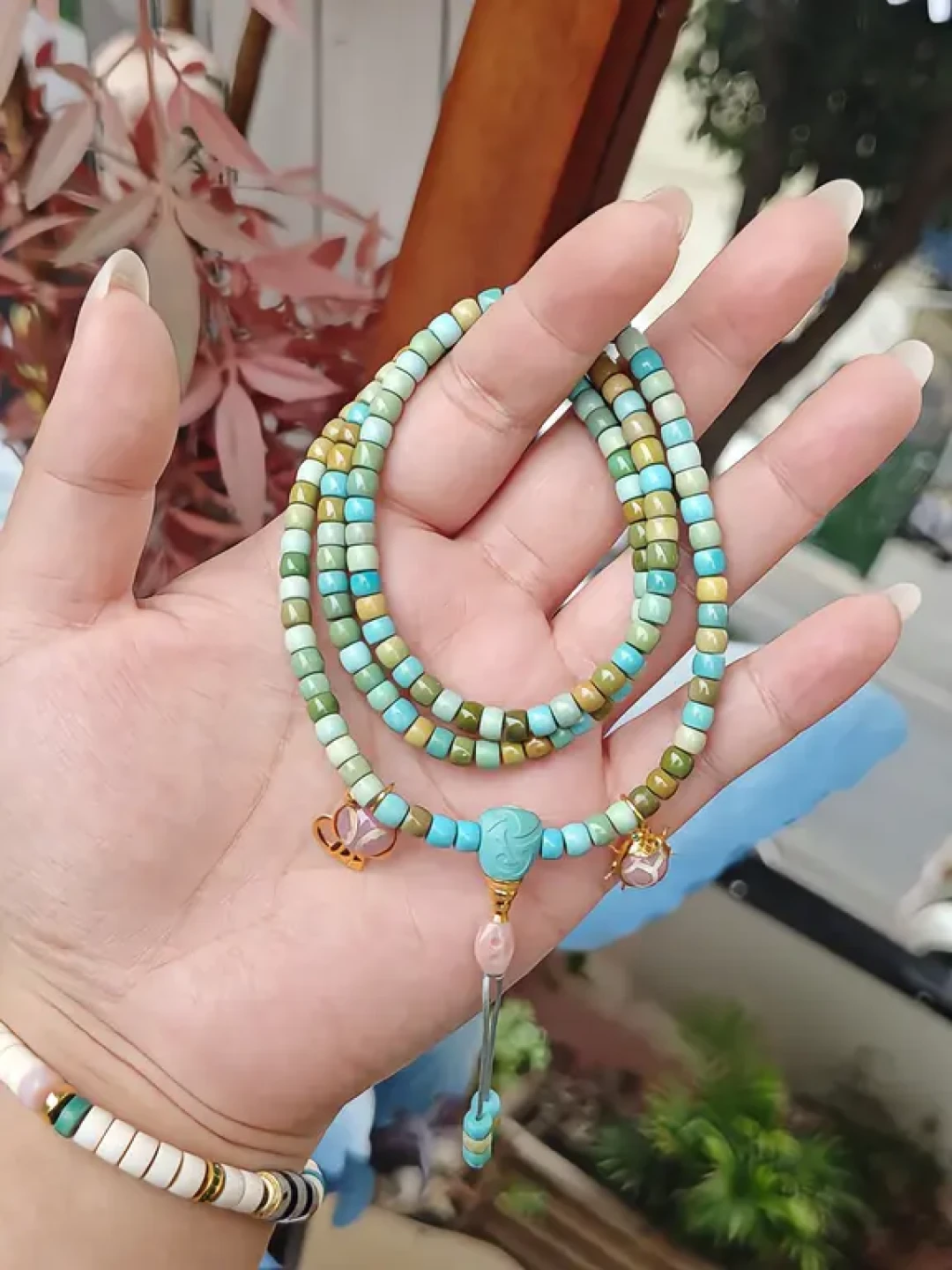 秋天刷屏的多宝串，三条路差价十几倍：动手穿散珠前，先认清这5个“漂亮色”的染色重灾区