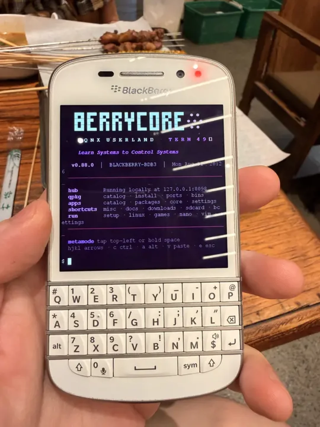 百元二手Q10成了Agent圈的香饽饽:BerryCore刷机潮,真话和冷水一起说完