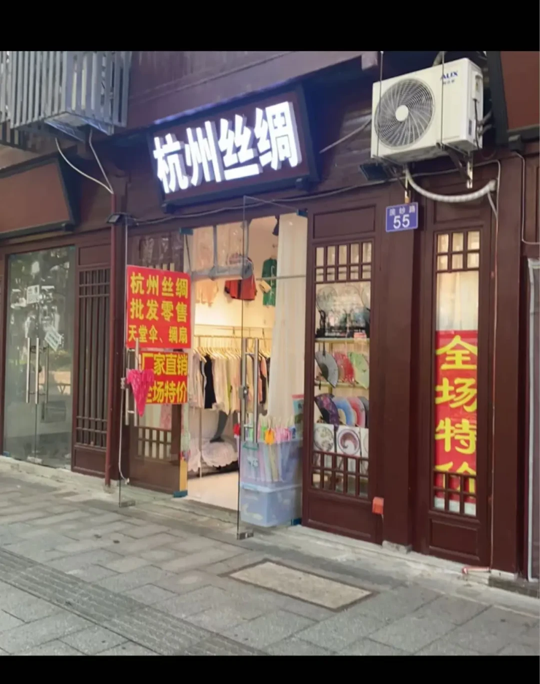 「大妈三宝」里最容易被偷换名字的那一宝:妈妈从景区带回的“桑蚕丝”丝巾多半是聚酯纤维——带她秋拍前,先对清这三个数