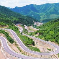 假期第一次开山路：最危险的从来不是长下坡，是看不见的对向车——这两条让行规则，八成司机记反了