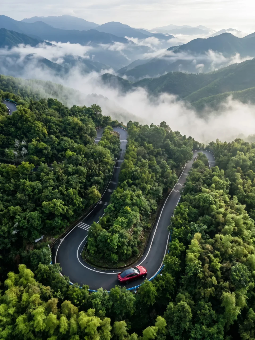假期第一次开山路:最危险的从来不是长下坡,是看不见的对向车——这两条让行规则,八成司机记反了