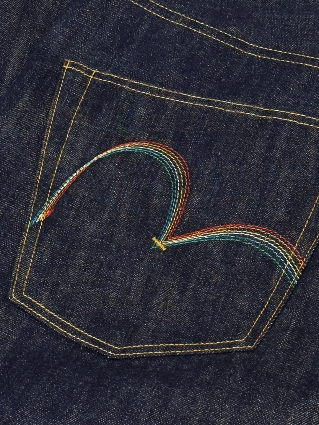 后口袋的袋花到底谁抄了谁?对完15条热帖、约250条评论,Levi's和国牛的溢价我一次算清