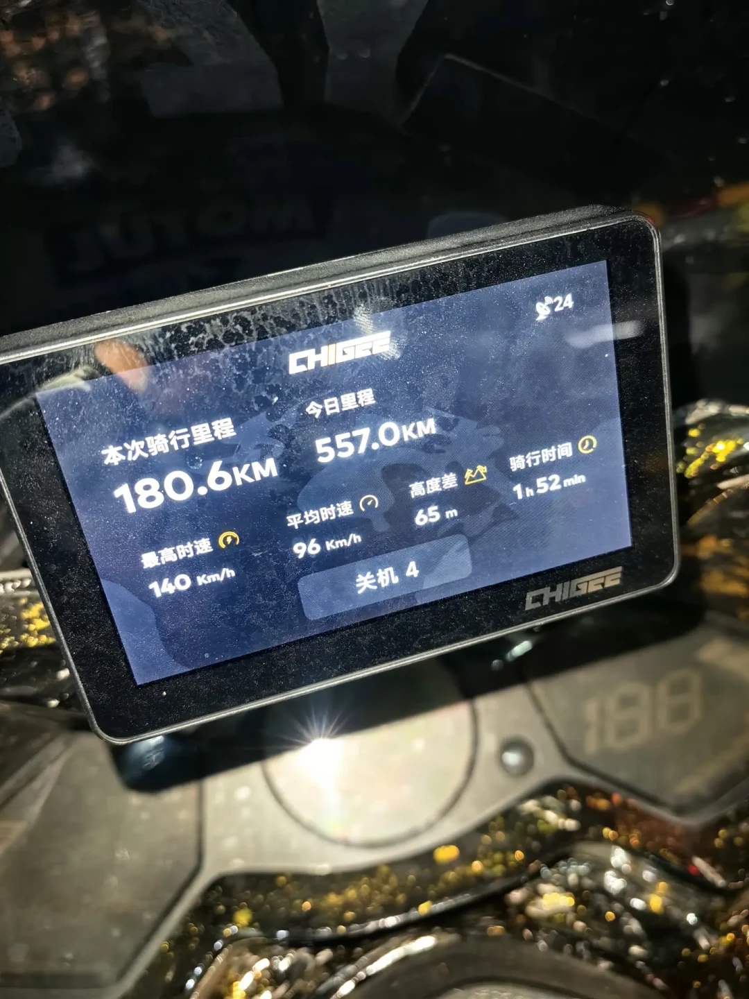 摩博会前4天,「鸿600涉嫌侵权AK550」炸了:对完时间线和63条评论,75800原版和4万平替这笔账反而清楚了