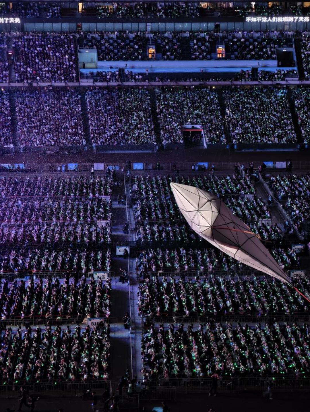 190万人抢14.7万张票:赵雷鸟巢两夜账本,和
