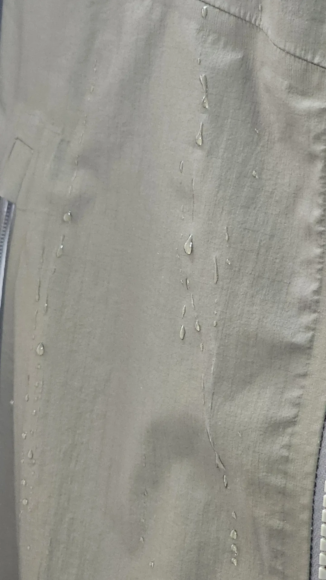 探路者冲锋衣淋雨