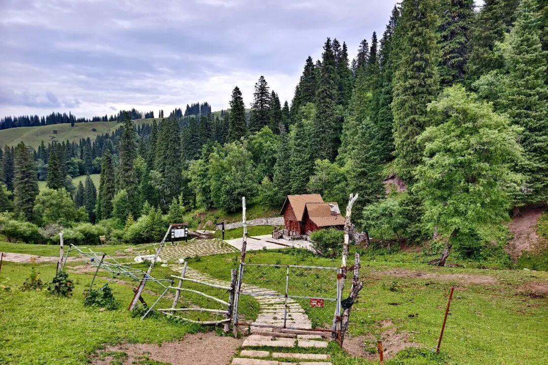 抢到了自驾票,却没定下住哪?那拉提国庆住宿的三圈层真实账本