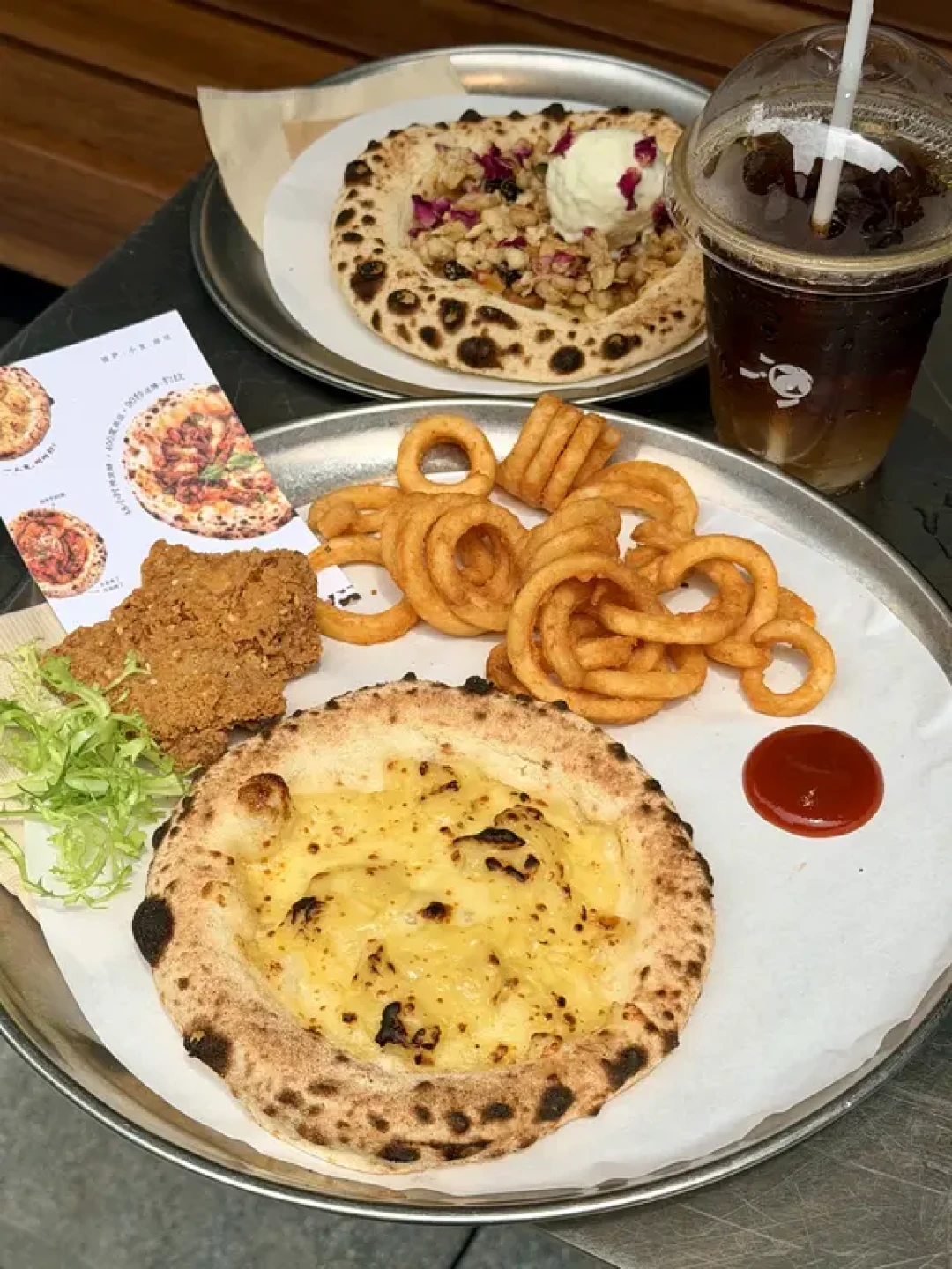 绣球披萨烟台山店一桌：披萨、火鸡面款与印着TASTIN PIZZA的菜单卡