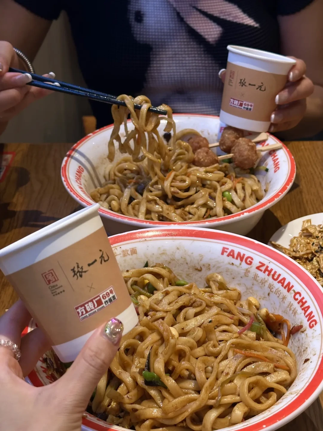 方砖厂×张一元联名刷屏:免费那杯不是龙毫,想喝龙毫得去日坛——出发前把四件事算清楚