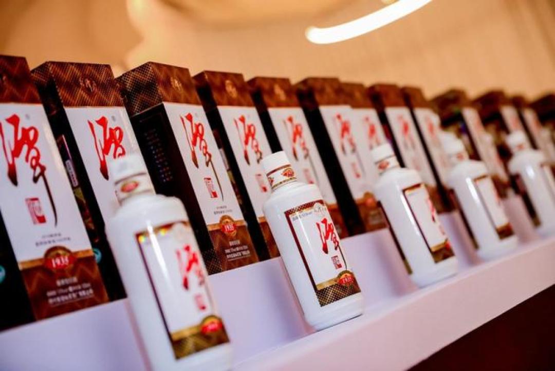 国庆结婚用潭酒:18桌只喝了16瓶,备货清单却写着40——数量和退路这两笔账,下单前对完再签合同
