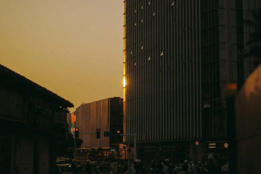 国庆别急着约陪拍:30元/时到1800元/天的价格迷雾,先把这四件事问明白