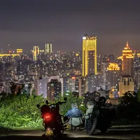加射灯被罚、穿反光衣社恐：秋分后的摩托夜骑，这笔“被看见”的钱才该先花