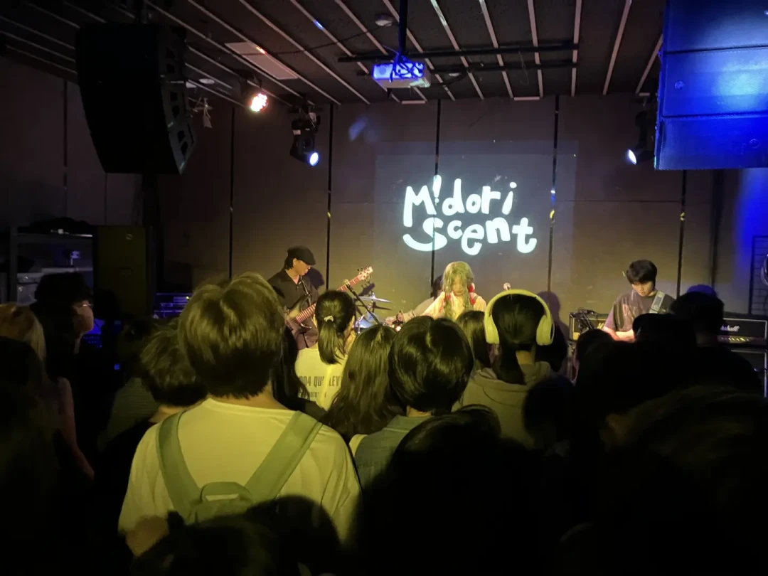 闷到吐、音响看运气、疑似超卖:这季秋巡,毁掉Livehouse体验的不是阵容,是场地