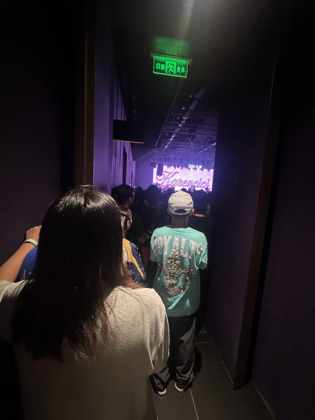闷到吐、音响看运气、疑似超卖:这季秋巡,毁掉Livehouse体验的不是阵容,是场地