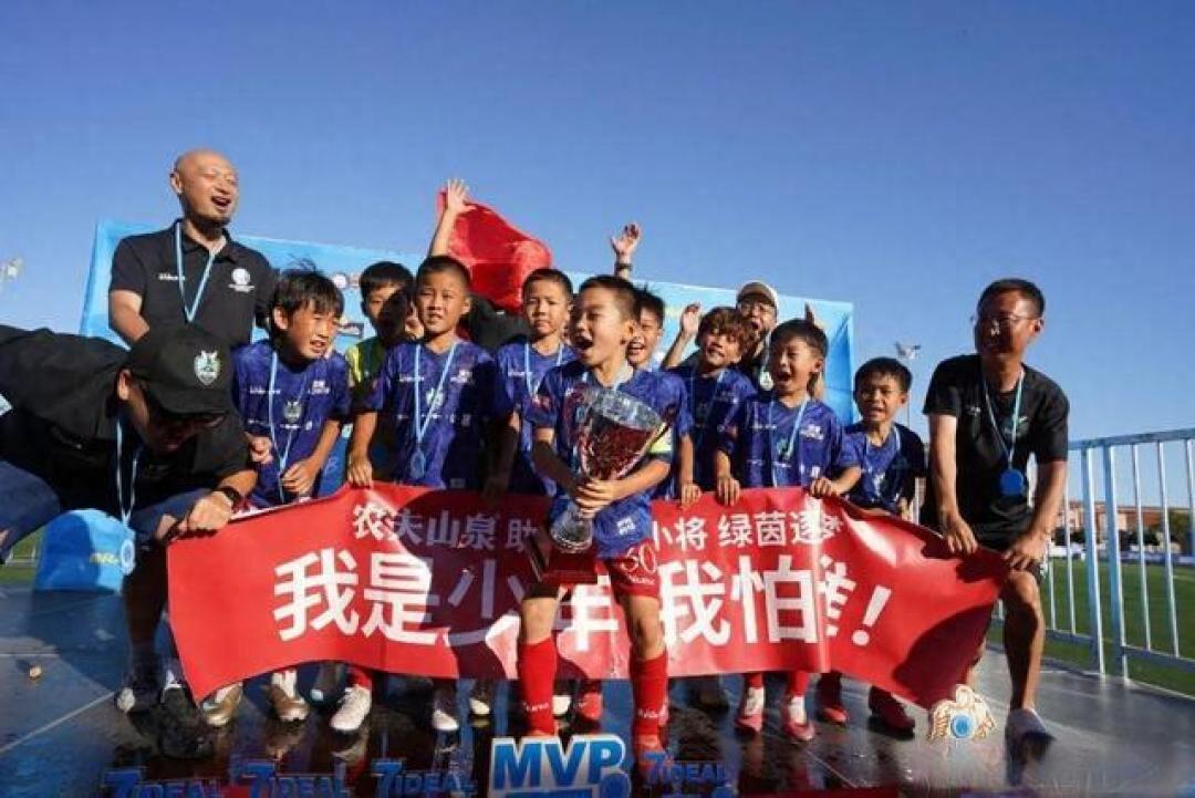 9战全胜!中国足球小将西班牙捧杯,民间青训探索培养新路径