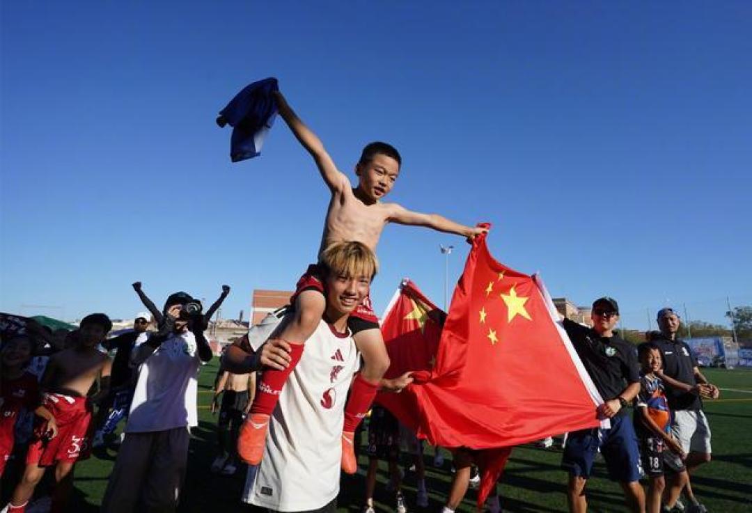 9战全胜!中国足球小将西班牙捧杯,民间青训探索培养新路径