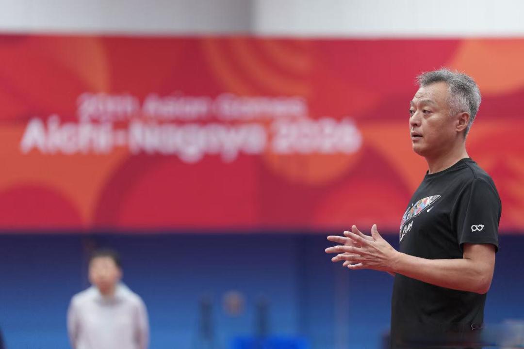 王皓回应国乒男队亚运备战:主力因伤缺席,王楚钦领衔年轻阵容