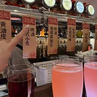 离中秋9天，打酒铺开到你楼下了：美团、蜜雪、古井贡都下场，5块9现打的「纯粮酒」能不能信？店型、话术、价格三本账我摆齐了