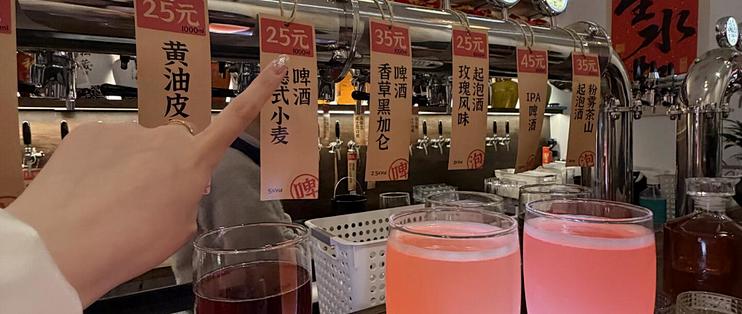 离中秋9天，打酒铺开到你楼下了：美团、蜜雪、古井贡都下场，5块9现打的「纯粮酒」能不能信？店型、话术、价格三本账我摆齐了