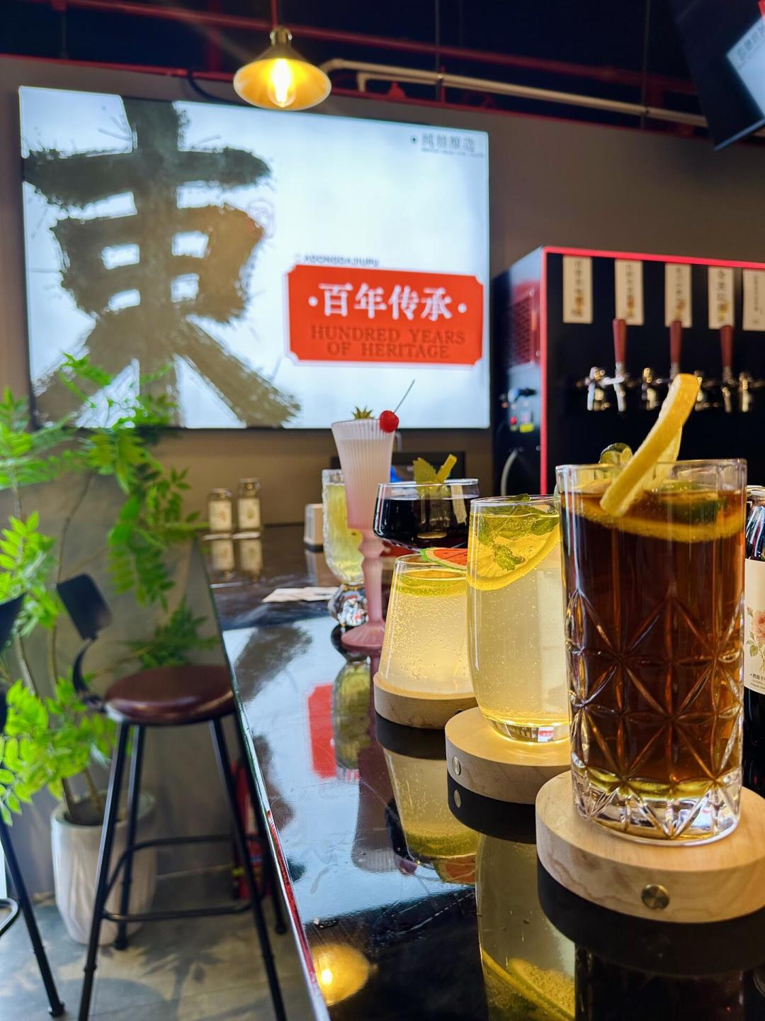 离中秋9天,打酒铺开到你楼下了:美团、蜜雪、古井贡都下场,5块9现打的「纯粮酒」能不能信?店型、话术、价格三本账我摆齐了