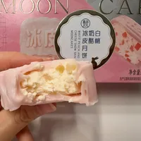 399元的「美心」被卖到160元，买家反手拿到退一赔三588元：中秋前最后一周买奶黄流心月饼，先分清四档颗价账——「半岛始创人」头衔在两个牌子间流转，山姆盒马翻背面看代工厂，开盒先数「流心」有几颗，低于半价先验防伪码