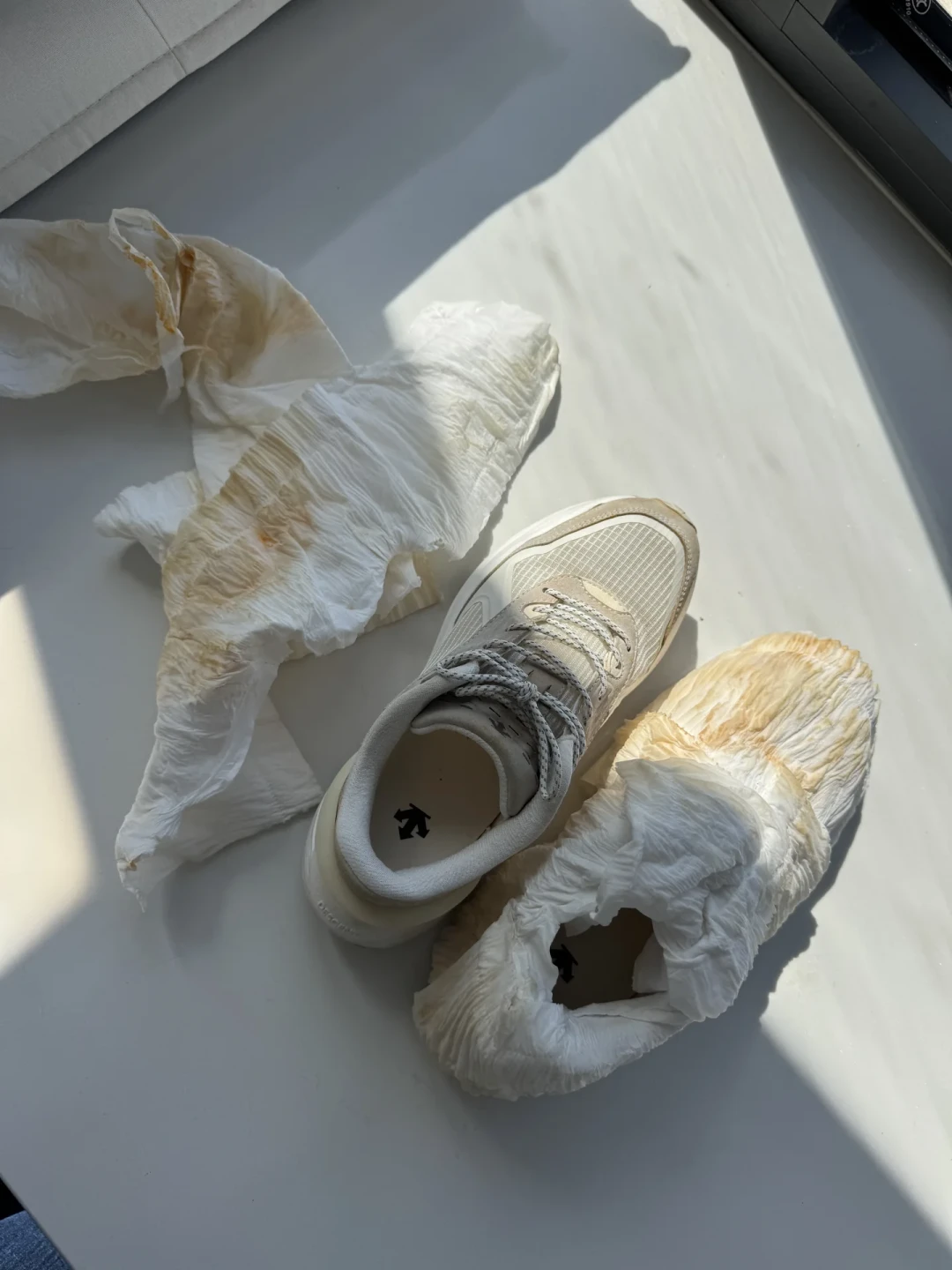 换季翻出来的小白鞋黄了?别急着包卫生纸,更别抄「84+洗洁精」:先分清清洗完黄、存放氧化黄还是老化黄,再决定冲、晒还是上药剂