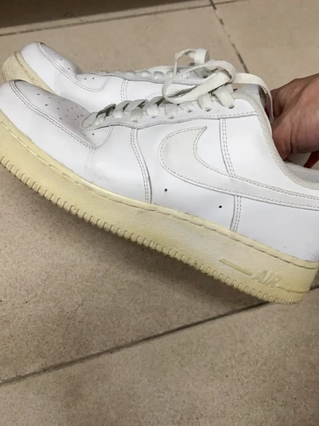 换季翻出来的小白鞋黄了?别急着包卫生纸,更别抄「84+洗洁精」:先分清清洗完黄、存放氧化黄还是老化黄,再决定冲、晒还是上药剂