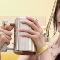 女明星8公斤“撸铁水杯”刷屏：别只夸自律，顺便把“健康喝水”这件事搞明白