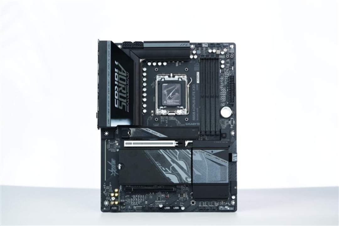 16+2+2相供电 配4路M.2!技嘉B850 AORUS ELITE X3D图赏