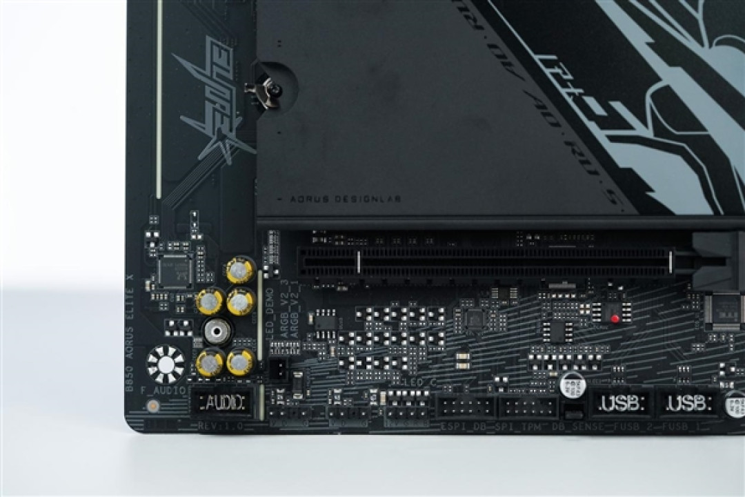 16+2+2相供电 配4路M.2!技嘉B850 AORUS ELITE X3D图赏