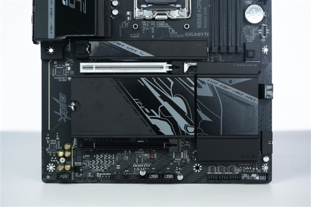 16+2+2相供电 配4路M.2!技嘉B850 AORUS ELITE X3D图赏