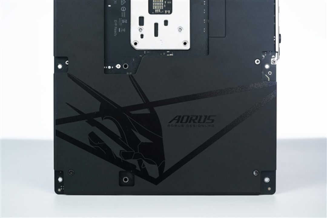 16+2+2相供电 配4路M.2!技嘉B850 AORUS ELITE X3D图赏