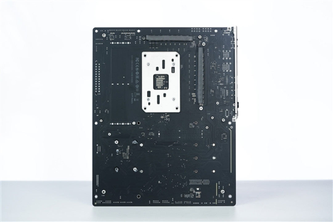 16+2+2相供电 配4路M.2!技嘉B850 AORUS ELITE X3D图赏