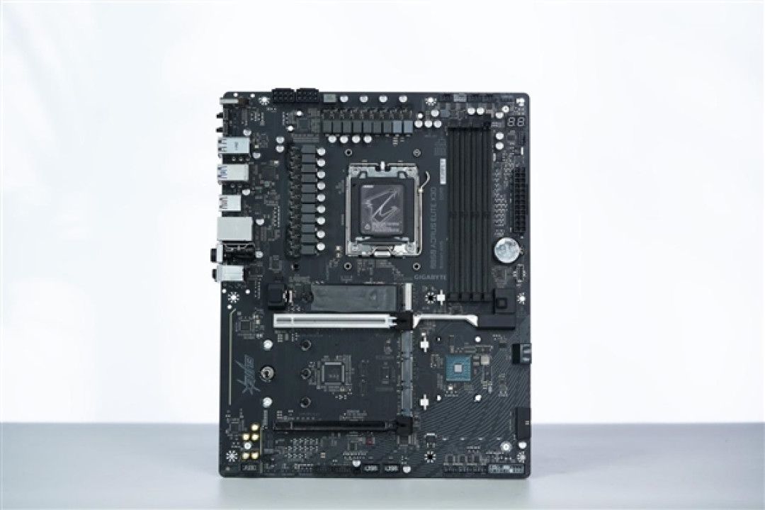 16+2+2相供电 配4路M.2!技嘉B850 AORUS ELITE X3D图赏