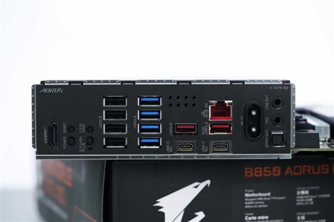 16+2+2相供电 配4路M.2!技嘉B850 AORUS ELITE X3D图赏