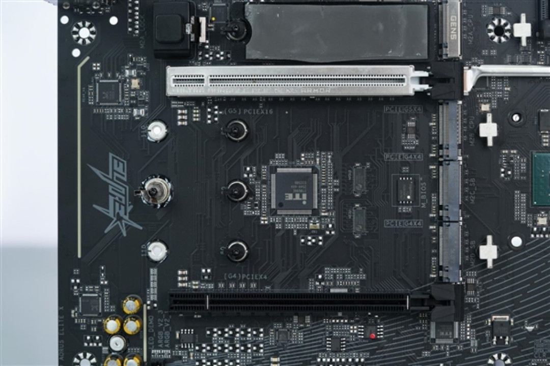 16+2+2相供电 配4路M.2!技嘉B850 AORUS ELITE X3D图赏