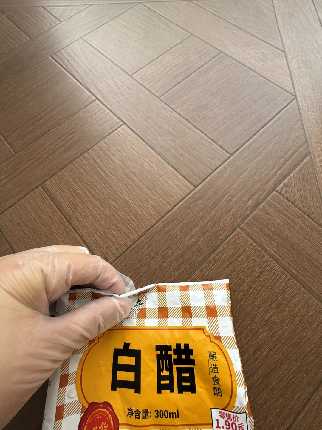 拖地还在抄「白醋+洗洁精」「柔顺剂防尘」?别急着兑,更别混「小苏打+白醋」:先分清瓷砖、木地板还是石材,再决定加醋、加柔顺剂还是清水两遍拖