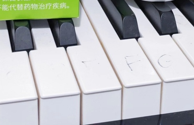屏幕亮到深夜以后，防蓝光三个字之外？原料形态和作息也得顾到