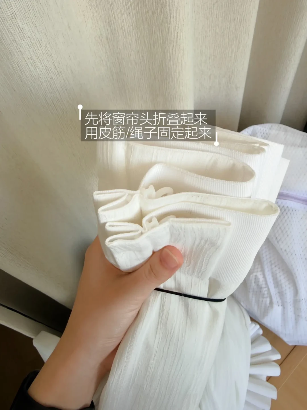 换季想洗窗帘?别急着拆挂钩,更别照抄「不拆挂钩扔机洗、洗完湿挂回去」的懒人爆款法:先摸背面胶膜、看定型褶,分清涂层遮光、高温定型、绒布还是棉麻,再决定快洗机洗、冷水轻洗还是花钱送洗