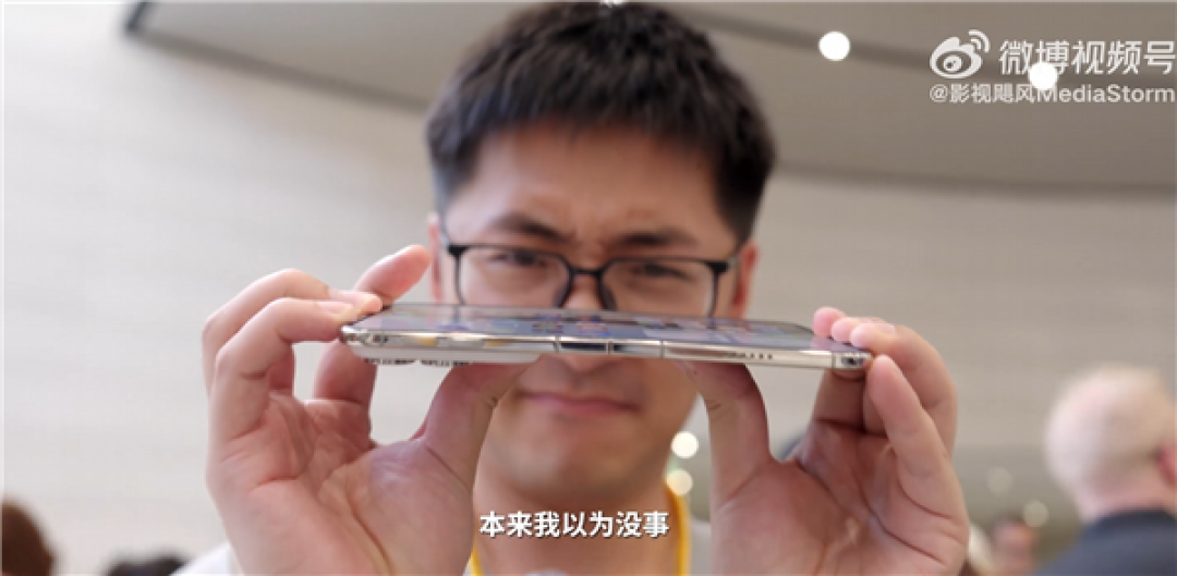iPhone Duo可靠性翻车:影视飓风Tim在苹果总部掰一下就闪屏了