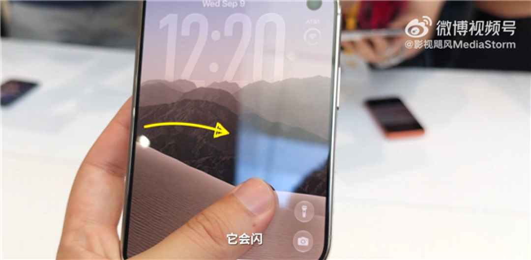 iPhone Duo可靠性翻车:影视飓风Tim在苹果总部掰一下就闪屏了