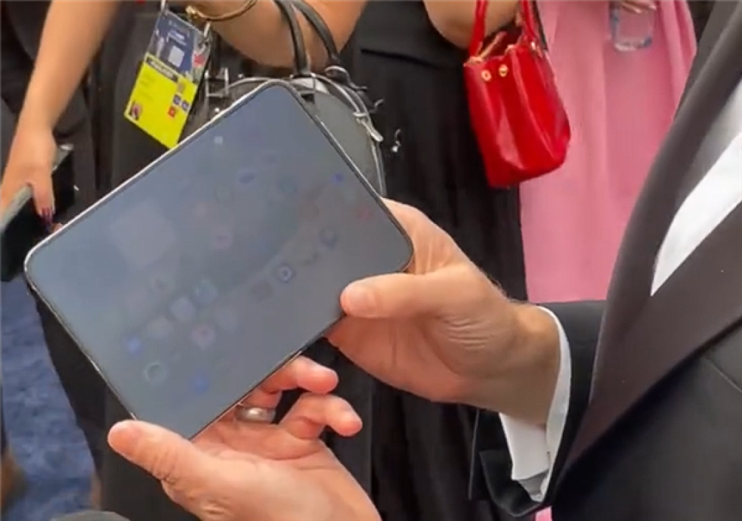 iPhone Duo可靠性翻车:影视飓风Tim在苹果总部掰一下就闪屏了