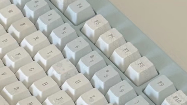 百元级机械键盘横评：手感与光效，谁更胜一筹？