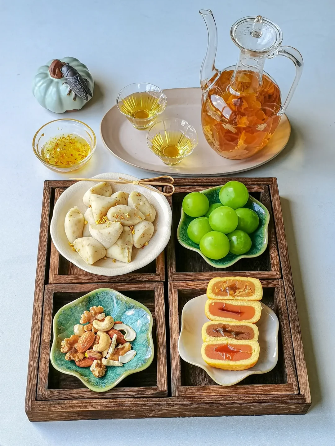 距中秋9天,月饼旁边的